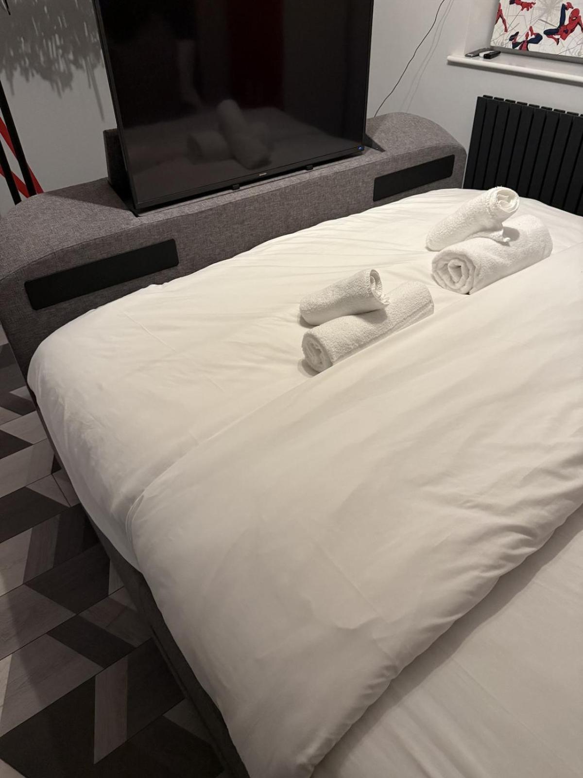 Beautiful 5 Bedroom Home Sleeps 12 People In Manchester — Photos 2